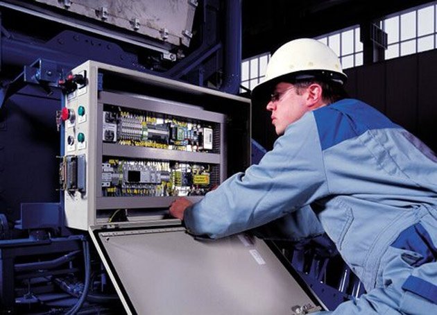 Profissional trabalhando com equipamentos industriais