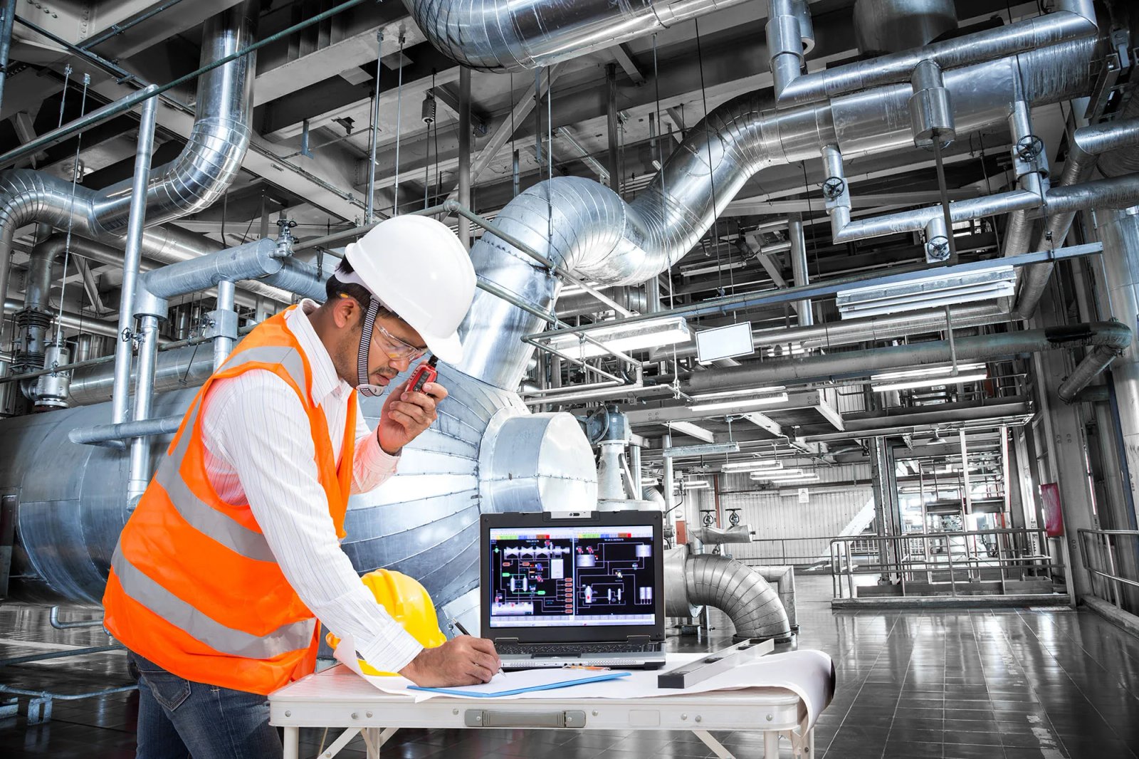 Profissional trabalhando com sistemas industriais